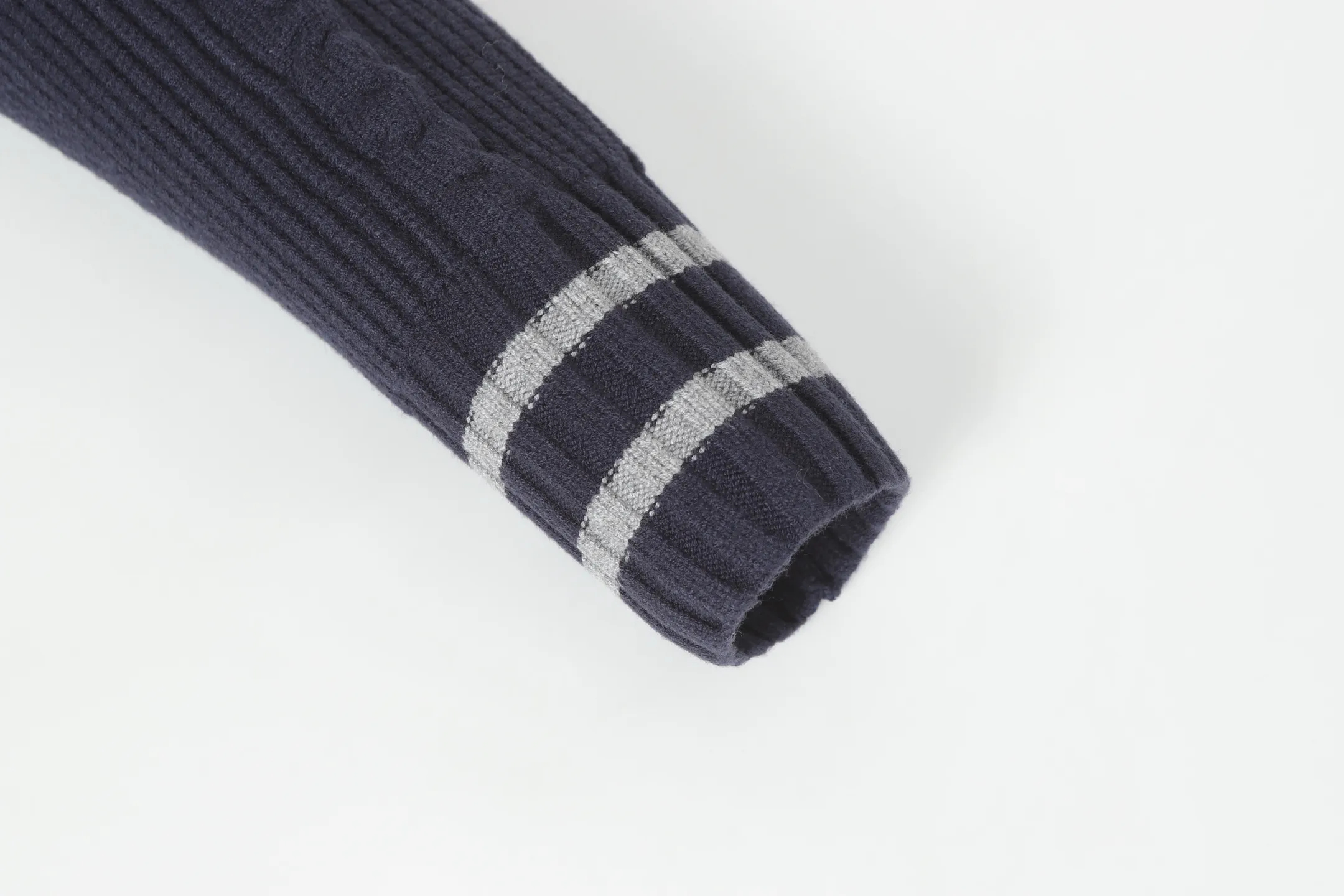 THOM BROWNE · Logo V ：Dark Blue Gray Size：S M L Thom Browne 1965 ， 1997 。 Giorgio Armani ， Club Monaco ， 。Browne ， 、 。 ， 。 Thom Browne Classic ， 、 Classic。